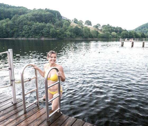 Abkühlung im Naturerlebnisbad Einruhr, © Eifel Tourismus GmbH, D. Ketz