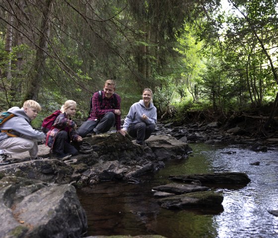 Familie am Bach, © eifel-tourismus-gmbh_tobias-vollmer