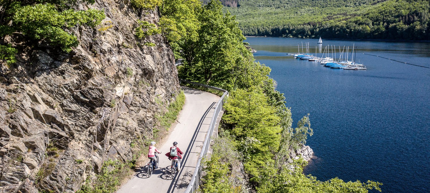 Fahrradfahren auf dem RurUfer-Radweg bei Woffelsbach, © Grünmetropole e.V./Stratmann