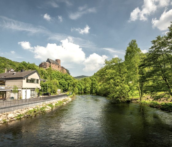 Blick auf die Rur und die Burg Hengebach, © Eifel-Tourismus GmbH, Dominik Ketz