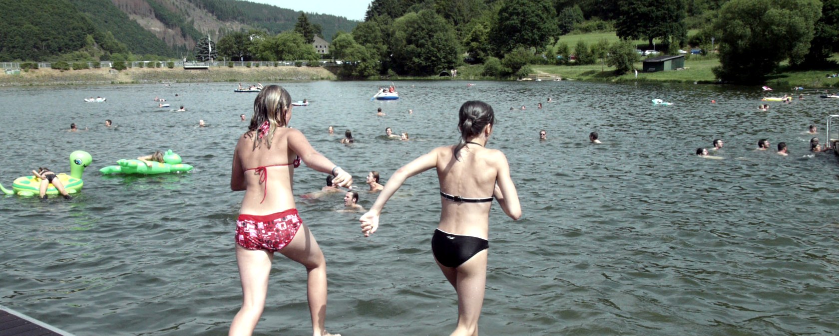 Baden im Naturfreibad im Rurseezentrum Rurberg, © Peter Stollenwerk