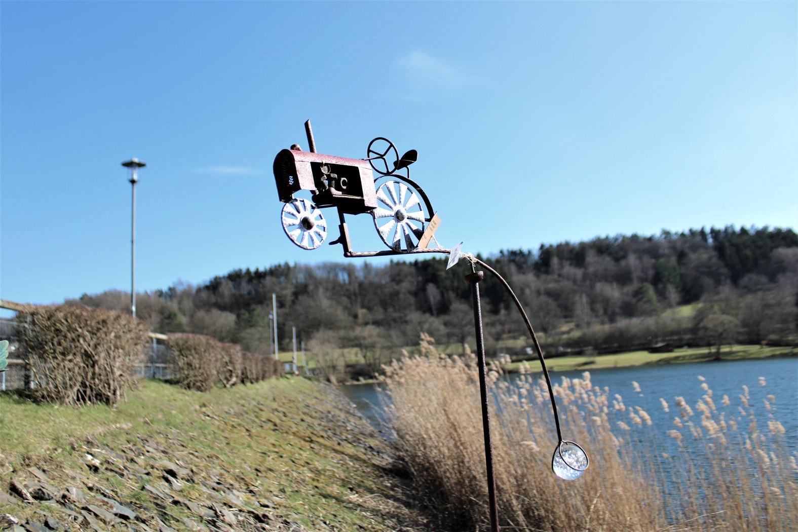 Windspiel Traktor | Gartendekoration, © Rursee-Touristik GmbH / S. Herfort