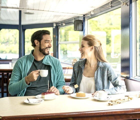 Kaffee und Kuchen während der Schifffahrt, © Eifel Tourismus GmbH, Dominik Ketz