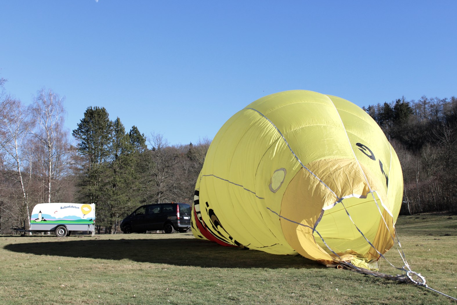 Aufrüstung des Warsteiner-Heißluftballons im Rurseezentrum Rurberg, © Rursee-Touristik / C. Freuen