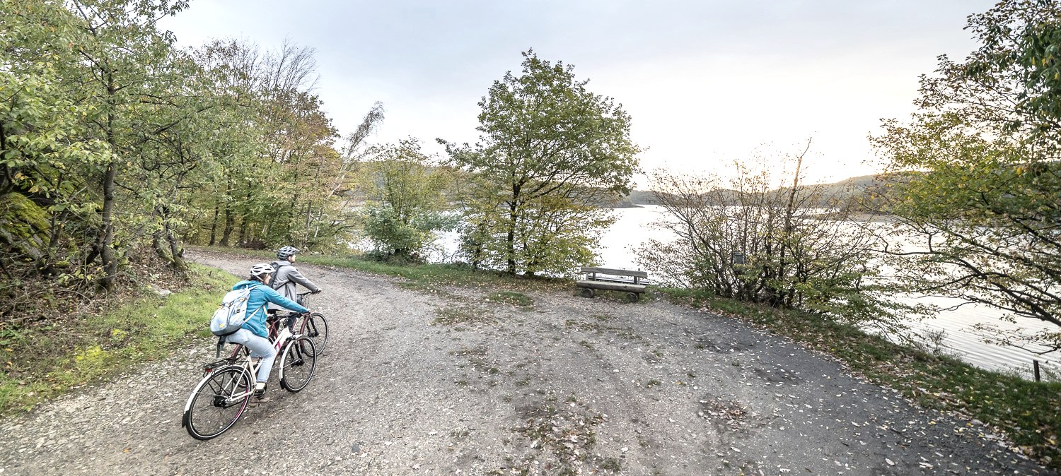 Radfahren am Ufer des Rursees, © Grünmetropole e.V./Stratmann