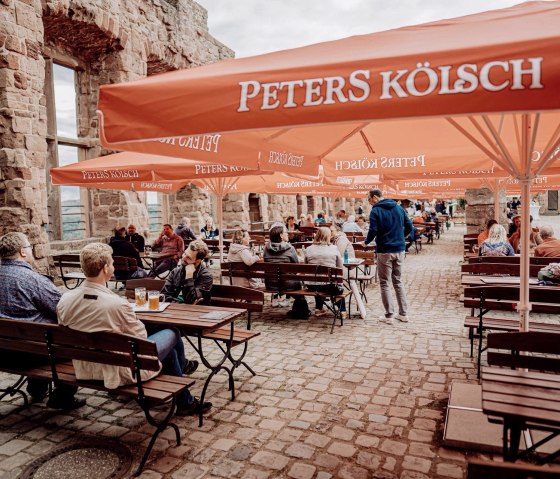 Gemütliche Atmosphäre im Biergarten, © Burgrestaurant Nideggen