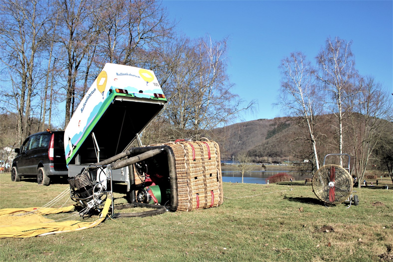 Aufrüstung eines Heißluftballons im Rurseezentrum Rurberg, © Rursee-Touristik / S.Herfort