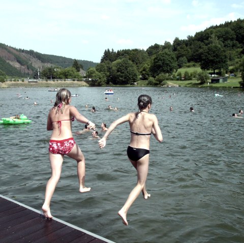 Baden im Naturfreibad im Rurseezentrum Rurberg, © Peter Stollenwerk