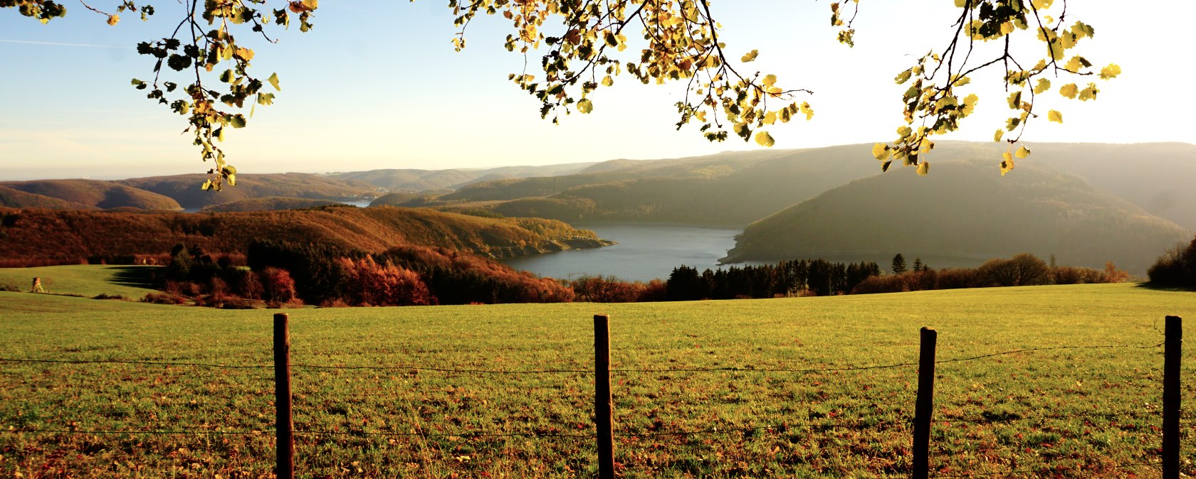 Blick auf den See im Herbst, © Karen Richter