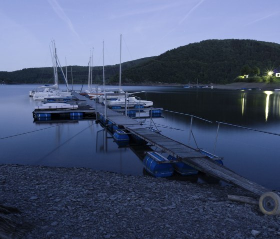 Bootssteg am Rursee in der Dämmerung, © René Pelzer