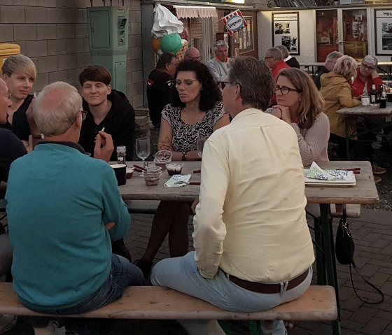 Biergarten abends, © Jaeger & Dörr Gbr