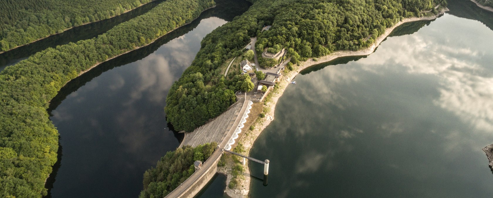 Überflug Urftseestaumauer, © Eifel Tourismus GmbH, Dominik Ketz