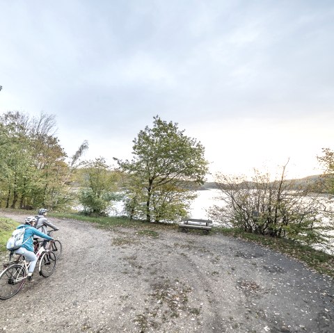 Radfahren am Ufer des Rursees, © Grünmetropole e.V./Stratmann